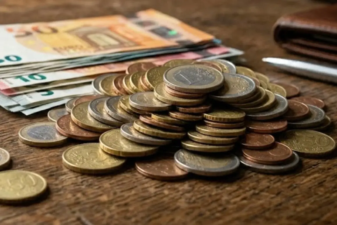 Columnas de monedas como apoyo visual a la estructura de capital y a los costes de crear una empresa en Andorra