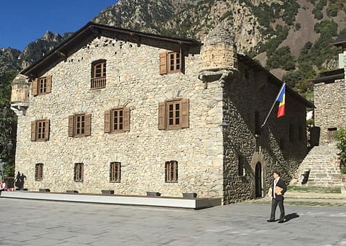 La Casa de la Vall en Andorra la Vella, símbolo histórico de la continuidad institucional andorrana