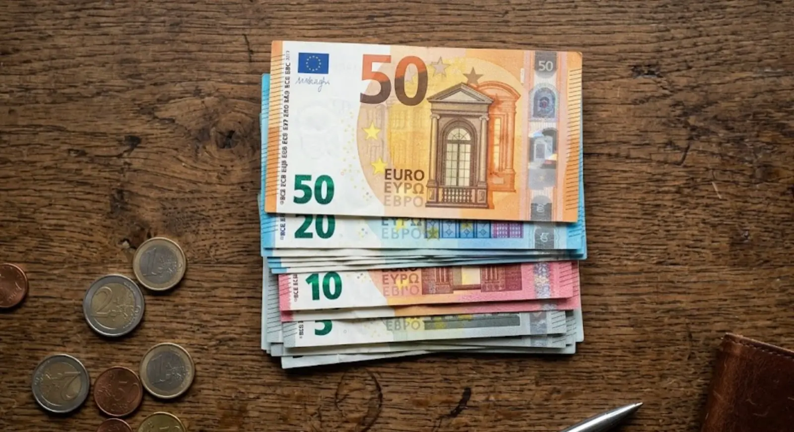 Billetes de euro apilados como apoyo visual al coste de vida y al presupuesto de entrada en Andorra